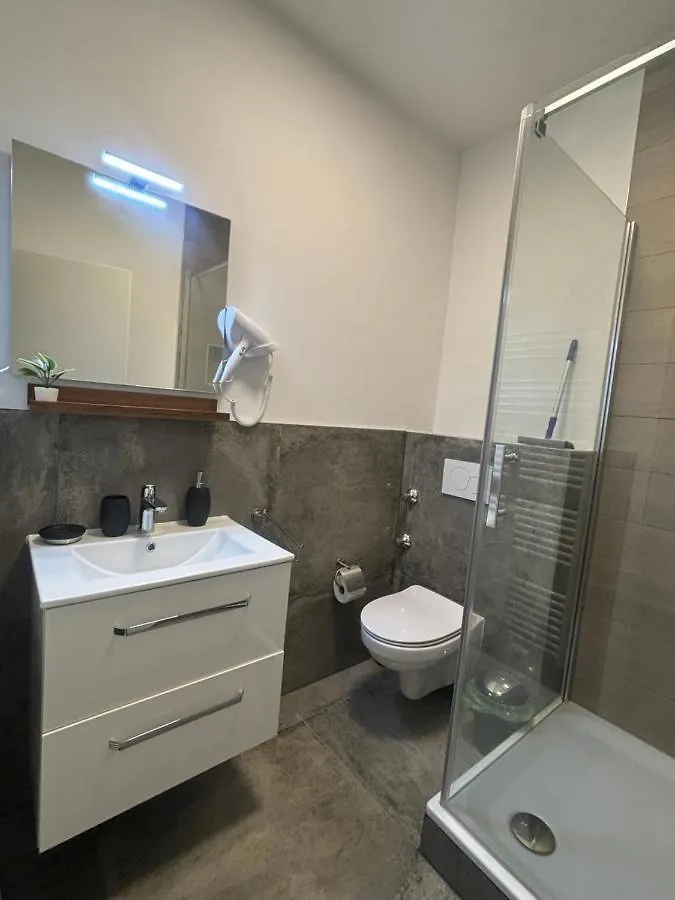 Privatunterkunft Lenti Duesseldorfer Apartment'S Deutschland